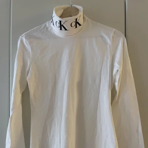 Calvin Klein polo - Aldrig buren. Stretchigt material. Tvättlapp bortklippt. CK-logga tryckt på kragen. Finns på fler sidor så fråga innan köp.