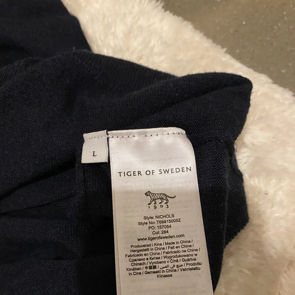 En stilren finstickad pullover från Tiger of Sweden. Endast använd fåtal gånger. 100% ull. Hör av er om ni har några funderingar. . Hoodies.