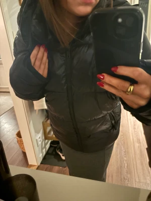 Pufferjacka - Säljer min snygga oversized pufferjacka från boohoos-herr. Den sitter lite oversized på mig som vanligtvis har S. Väldigt varm och en perfekt vinterjacka!💗❄️