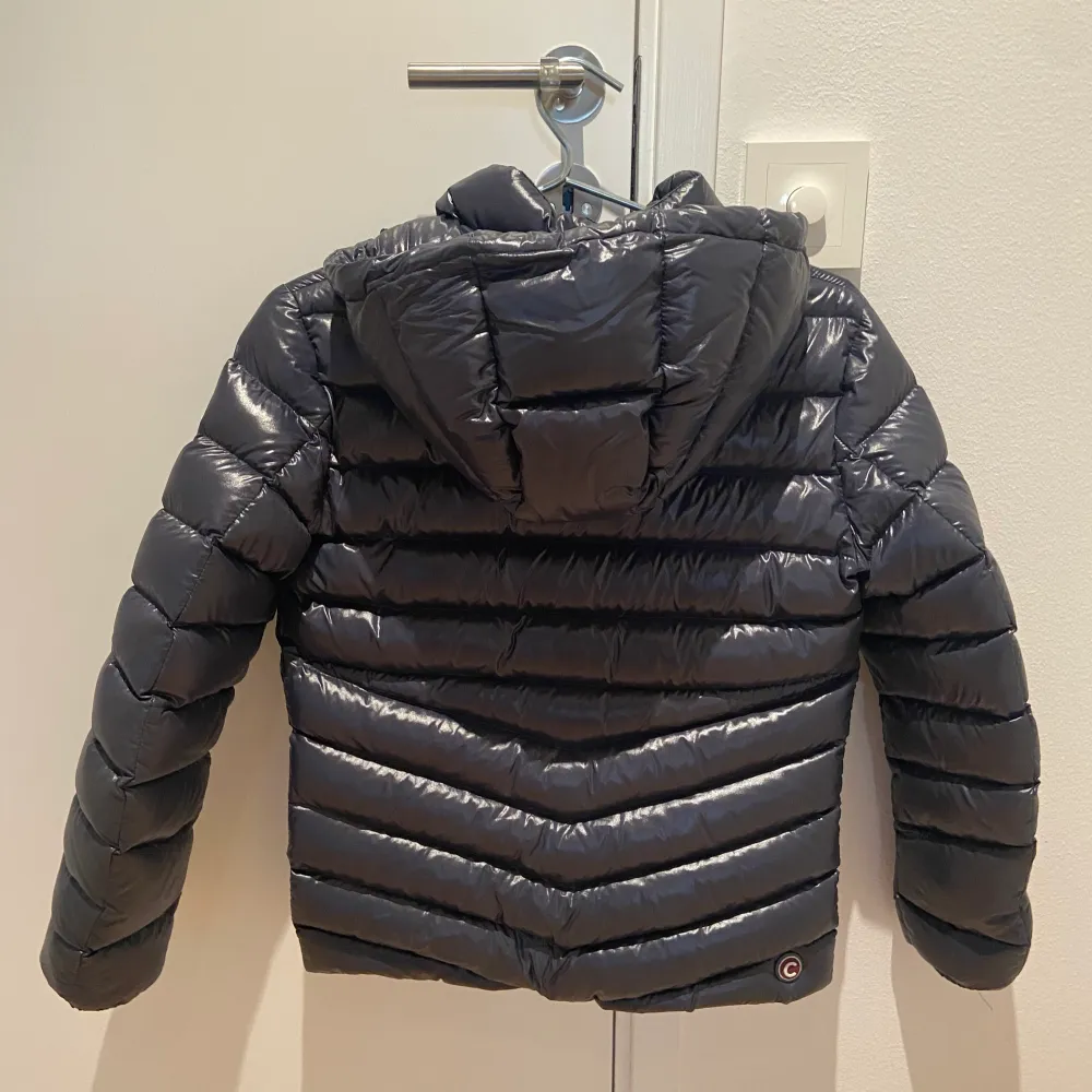 Colmar down Jacket Nyskick, inga skador. Köpt för 4200kr Går inte att få tag på nu Storlek 154 men passar  upp till 163.  Äkta kvittot finns. Jackor.