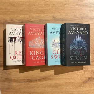Booktok - Red Queen bokserie, 4 böcker. Böckerna säljs i befintligt skick.  Språk: engelska.  Frakt tillkommer. <3 