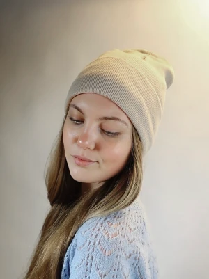 Silkesmössa i beige - Silkesmössan är både bra och skonsamt för ditt hår!  Silkestyget inuti bevarar hårets naturliga glans samt minskar risken för slitage och knutor!