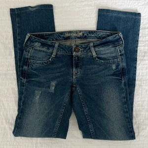Lågmidjade jeans - Använda ett fåtal gånger men i mycket bra skick. Storlek 2R (26/27?). Midjemått 75 cm, grenhöjd 16.5 cm, innerbenslängd 76 cm. Jag är 173 cm för referens. Priset går inte att diskutera. Använd gärna KÖP NU om du vill köpa.