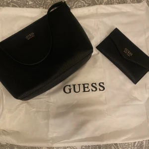 Guess ”set” - Liten handväska/ Nessecär + plånbok, perfekt för mobil och nycklar☺️