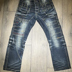Japrag jeans av Okishana Samoki storlek 31 - Mycket bra skick, inga revor eller synlig skada. Pris kan diskuteras. Hör av er för frågor och mer detaljerad info!  Längd: 96 cm Midja: 43 cm Benöppning: 21 cm