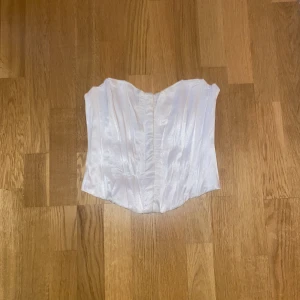 Vit korsett-topp - Storlek M. Säljs då den tyvärr inte kommer till användning längre. Fint skick och material. För fler bilder/info skriv i DM😇💓