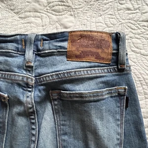 Low waist Levis jeans - Säljer nu ett par gammla favorit, har älskar de har jeansen men de är tyvärr försmå nu💗 skriv om ni har frågor