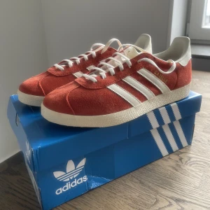 Adidas gazelle - Oanvända adidas gazelle i orange. Storlek 42. Orange skosnören tillkommer.
