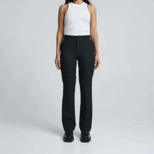 Kostymbyxa  - Svarta kostymbyxor från bikbok. Det är modellen Vilma. Jag är 168 och dom sitter bra i längden! Säljer pga att jag rensar min garderob😻ny pris 499! Passa även på när det är frifrakt! 