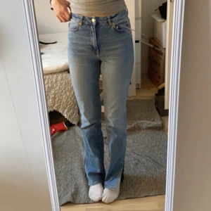 Split Jeanes  - Split Jeanes från lager 157. Köpta i våras inte mycket använda så bra skick. Köpta för 400kr eller 300kr kommer inte ihåg men jag säljer dom för 100kr + frakt för 40kr 