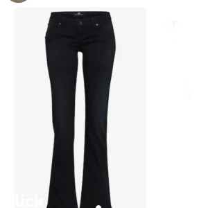 Jeansen  - SÄLJER de blåa och håliga jeansen! 