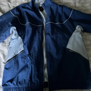 Nike Jordan vindjacka  - En skön blå Jordan jacka från Nike. Nypris på denna är 1349kr och den är i nyskick.  