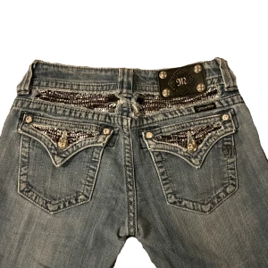 Bootcut miss me jeans  - Snygga missme jeans i bootcut modell, de har hål orsakade av slitage längst ner vid hälen, men det går lätt att sy ihop med nål och tråd. Även vissa fläckar, också längst ner vid hälen, verkligen ingen man lägger märke till. Skriv gärna om ni har frågor ❣️