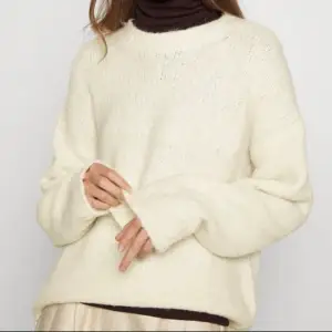 Filippa k vit alpacka stickad tröja, använd vid ett fåtal tillfällen. Jätte fint skick. Oversized🫶🏻🫶🏻