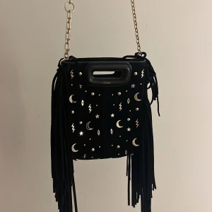 Maje mini  - En maje väska i mini. Jättefina detaljer! Den är i gott skick. Nypriset är 3 000kr. 