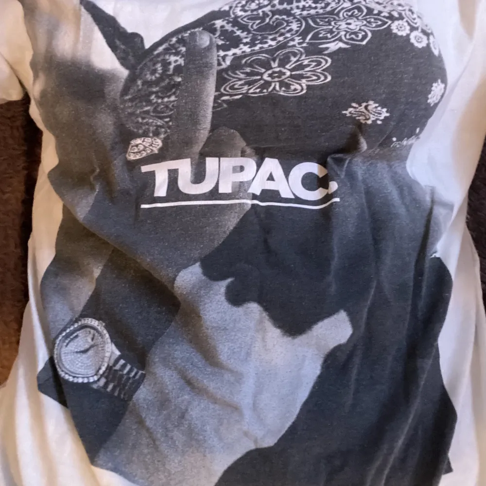 En thierry med Tupac tryck. Använd 1 gång. Bra kvalite och inga synliga fel🤍. T-shirts.