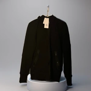 Cp company  - Tja! Slänger upp intressekoll på denna kom med bud den är knappt använd prislappen finns kvar kom med bud! Självklart äkta