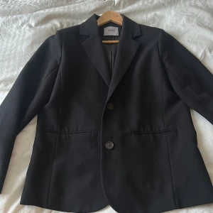 Kavaj Envii  - Svart kavaj/blazer från Envii o strl M.  Köp direkt för 80kr i appen