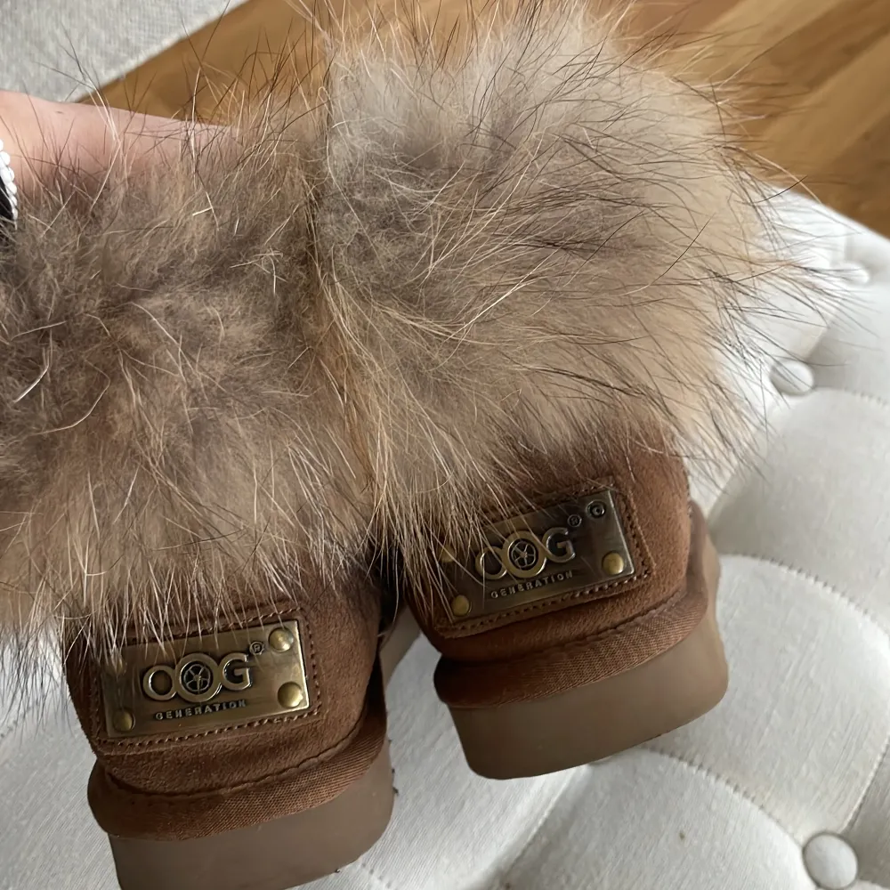 Uggs liknande skor knappt använda så i fint skick. Äkta päls. Skor.