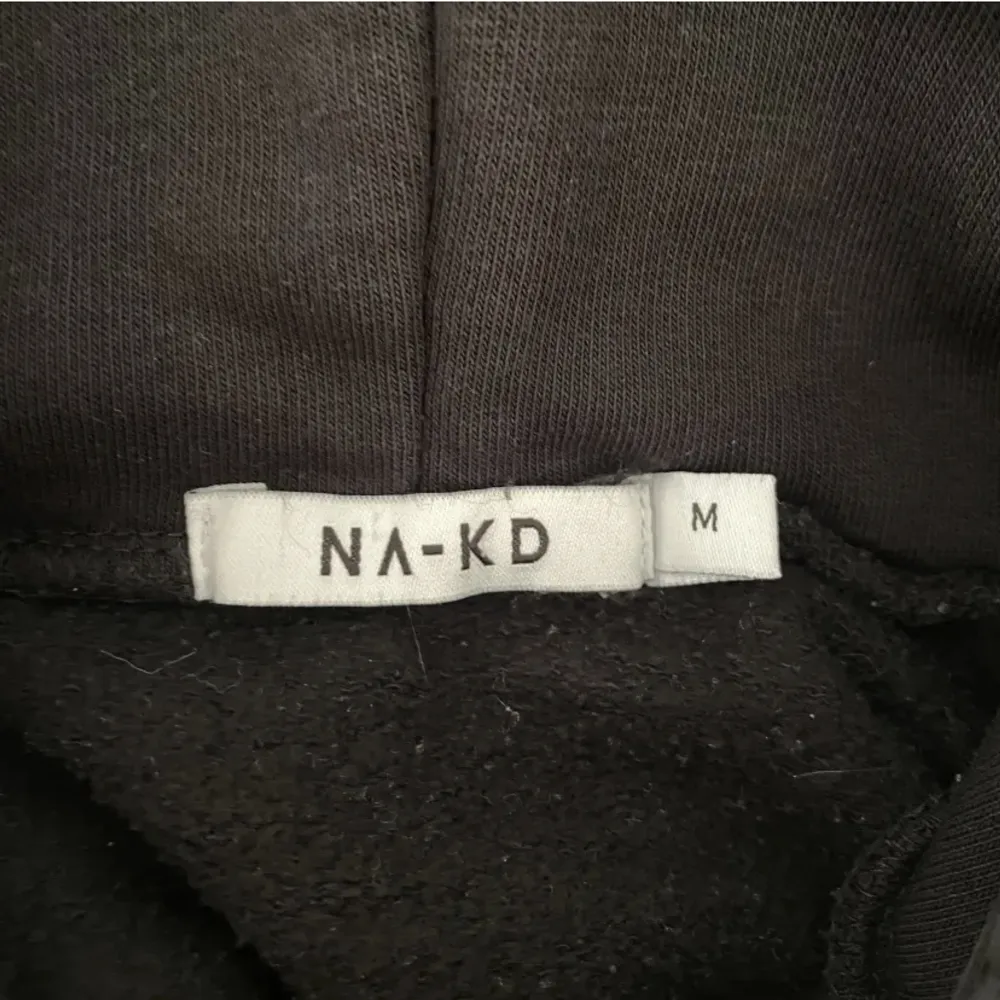 Cool hoodie från NA-KD med tryck framtill❤️ endast använd någon gång, fint skick!. Hoodies.
