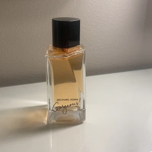 Michael kors perfym - Säljer denna helt nya Michael kors Gorgeous 50ml parfymen!! Saknar kartong, nyskick, endas sprayad en gång för lukt test 😽😽 