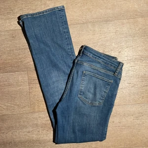 Lågmidjade Zara jeans - Säljer dessa jättefina lågmidjade bootcut jeans från Zara för att de har blivit för korta. Midja tvärs över: ca 39cm, innebenslängd: ca 80cm. Inga defekter💓 Skriv för frågor eller fler bilder💞