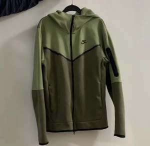 Nike tech - Säljer nu min fina nike tech, den är i 9/10 skick använd typ 4 ggr. kan även byta mot något.