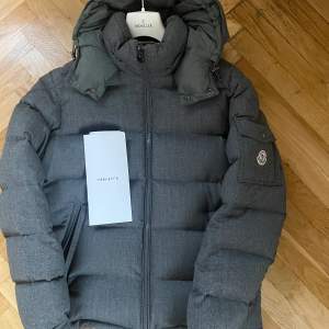 Hej! Säljer min killes moncler montgenevre jacka, skick 8/10. Kvitto från Farfetch medföljer. Går för 20000 nypris. Inga skambud, tack! 