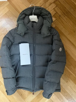  moncler montegenevre - Hej! Säljer min killes moncler montgenevre jacka, skick 8/10. Kvitto från Farfetch medföljer. Går för 20000 nypris. Inga skambud, tack! 