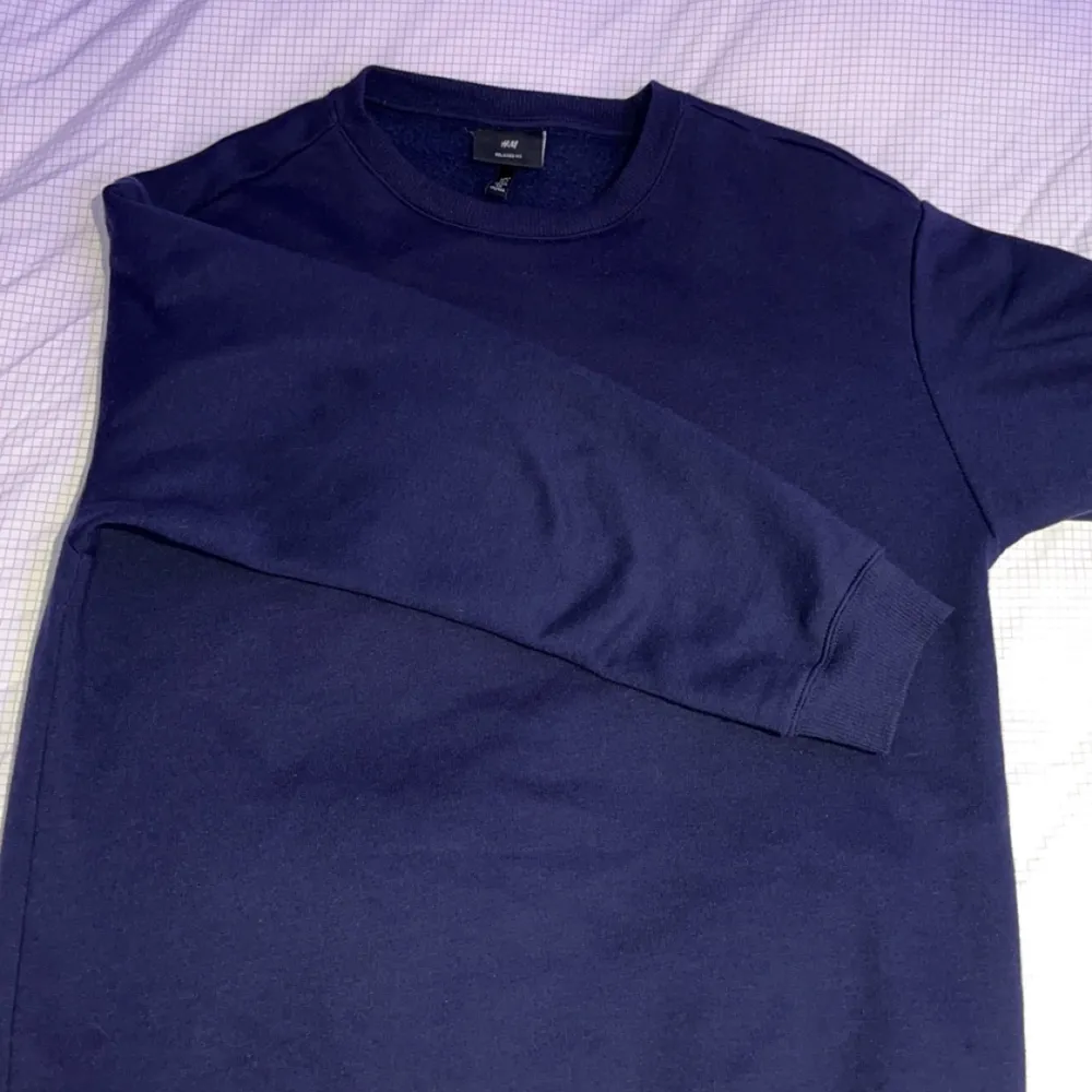 Säljer min mörkblåa sweatshirt storlek S. Tröjor & Koftor.