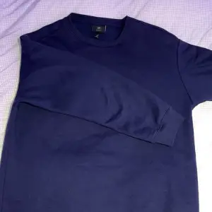Säljer min mörkblåa sweatshirt storlek S
