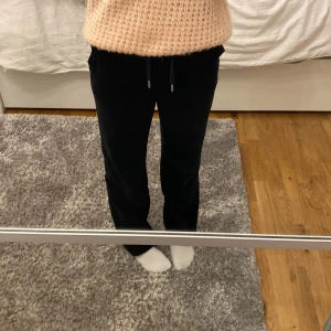 Juicy couture byxor  - Säljer mina fina juicy byxor. Säljer pågrund av att de inte kommer till användning längre. De är i bra skick. Innerbenslängd: 72 cm, midjemått: 71 cm. Skriv om ni har funderingar eller frågor💕