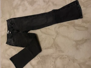 Jeans - Säljer nu de här jeansen i storlek 158 från Gina tricot. Jag säljer de för att de inte längre passar mig och de är endast använda ett fåtal gånger.😄