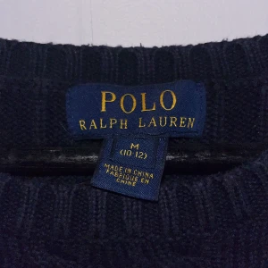 Marinblå Ralph lauren polo tröja stickad - Väldigt bra sick hel utan slitage äkta och och använd fåtal gånger. Den är storlek M 10-12 som en vanlig XS 