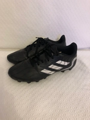 Fotbollsskor  - Hela och rena i stl.39  