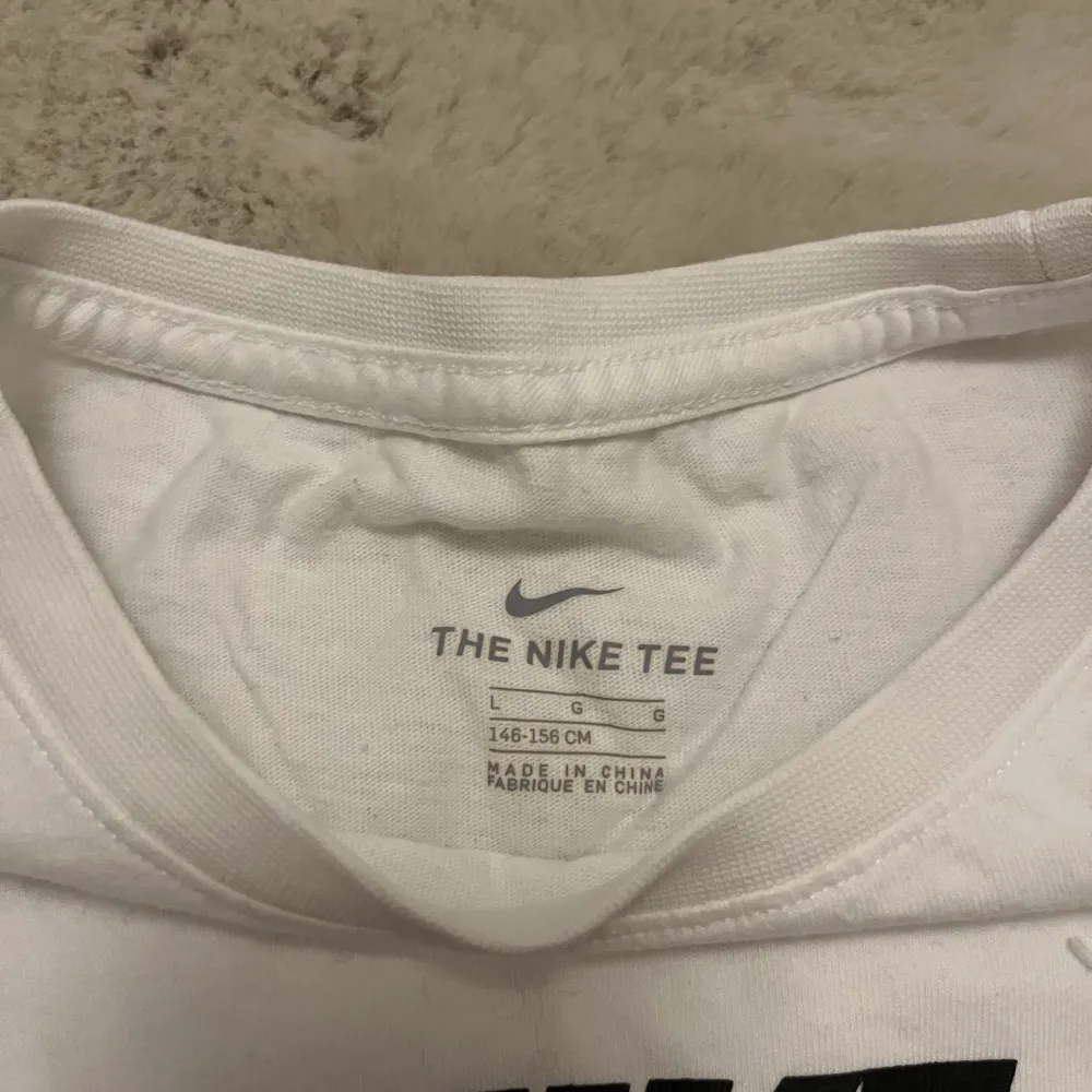 Säljer nu denna t-shirten i storlek 146-156 från Nike. Säljer den för att den inte passar längre och den är inte använd många gånger.😄. T-shirts.