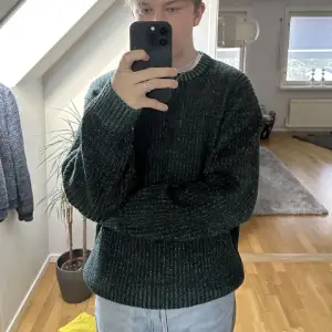 Weekday ”Jesper Rib Sweater” stickad tröja från deras kollektion 2022. Riktigt snygg och sjukt skön! Bara inte min stil längre.  Färgen är en blandning mellan svart och grön. 
