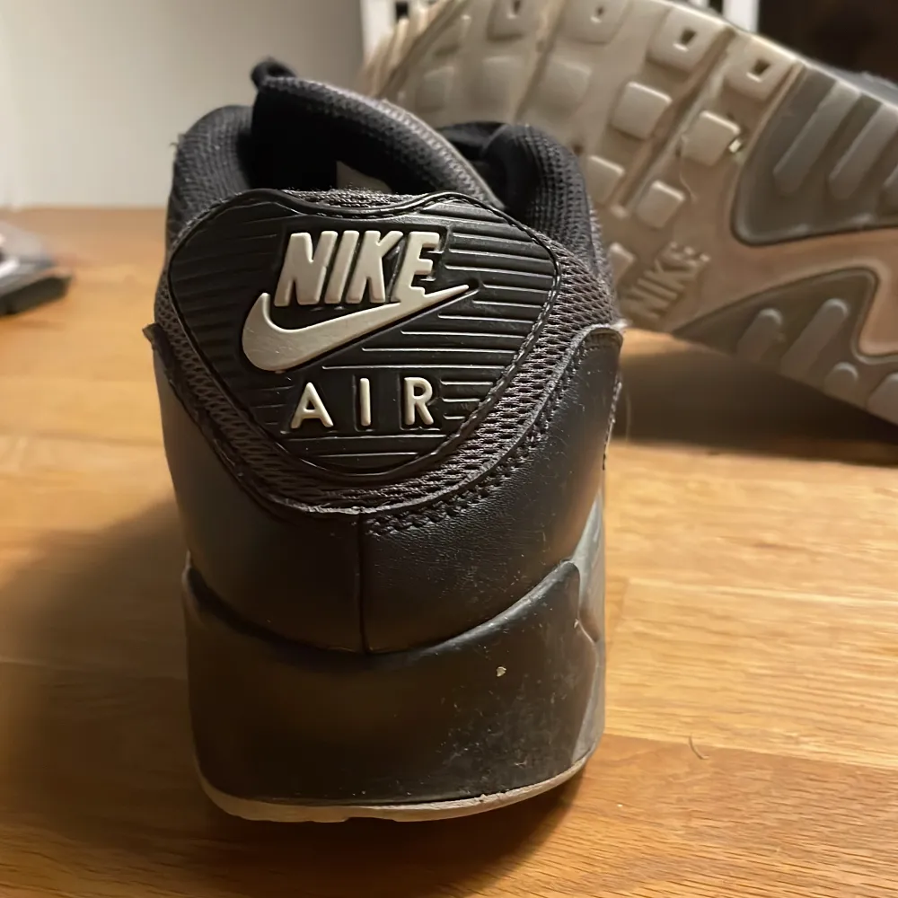 Nike air max i bra skick. Lite slitna hälen inuti skon men ger inga skav ☺️ Stl 42,5 Vintage skor!. Skor.