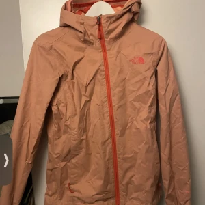 The North Face vindjacka  - Säljer denna Super snygga vind jacka från The North face, den är i ett välvårdat skick och är nästan som ny. Den är lite ”lax/persiko” färgad 