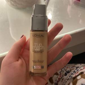 Säljer en bra foundation från loreal i färgen 3.N säljer pågrund av att den tyvärr är för mörk för mig. Ger jätte fin naturlig täckning. Skulle säga att det är ganska mycket kvar använd runt 3-5 gånger 