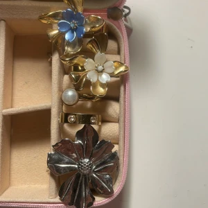 Armband och ringar❤️ - Jätte fina armband, nästan aldrig använda och ingen av dem går nästan att köpa. Säljer för 80 kroner styck då jag köpt alla för ett väldigt högt pris och alla är rostfria❤️❤️ jätte mycket ör från raglady men också andra dyra butiker 