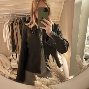 Skinnjacka vintage  - Snygga skinnjacka från Ginatricot men ser lite vintage ut. Knappt använd och är i strl Xl för att få en oversize fit. 