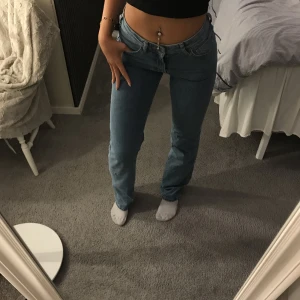Straightleg jeans Bik Bok - Straightleg Jeans Bik Bok, storlek 25 i midjan & 32 i längden. Använt fåtal gånger🩷(jag är 1,64) säljer pga för mycket jeans