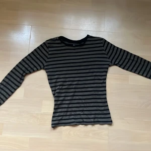 Sjukt cool baby tee  - Randig lågärmad i barnstorlek 134/140 så den sitter tajt. 