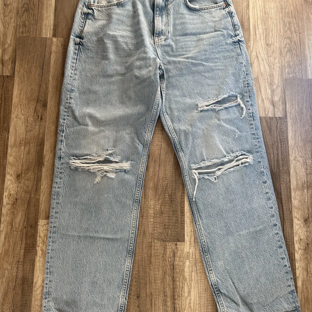 Breda jeans, aldrig använt och lapparna är kvar. Jeans & Byxor.