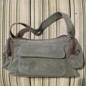 Grön manchesterväska - Lite miniväska med många fack och fickor!💚