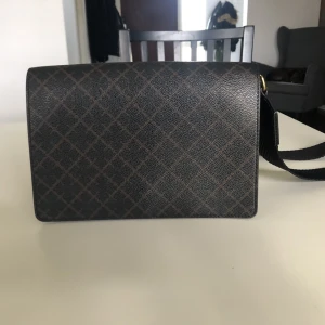 Väska LOENNA By Marlene Birger - LOENNA axelremsväska i färgen Chocolate från By Marlene Birger. Bra skick, infa fläckar eller slitage.   Skickas senast kl 13 dagen efter köp. 