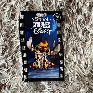 Lady och lufsen - Stitch crashes Disney pin serie 2. I helt perfekt skick. Priser är högre då detta är ett samlar objekt