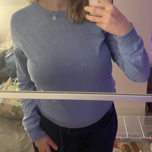 Blå sweatshirt - Säljer denna baby blå sweatshirt då pågår en stor rensning i garderoben, väldigt skönt men sitter aningen tajt på mig efter att ha gått upp några kupstorlekar. Storlek xs men passar mig som ofta har M i tröjor, men då blir den lite tajtare som på mig.