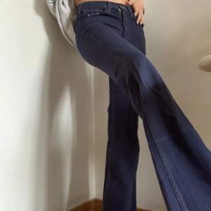 Blå flare jeans, storlek S. Frakt tillkommer! Skriv för mer info🖤